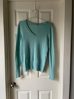 Halogen Aqua v neck cashmere sweater